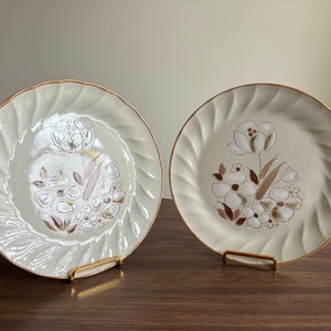 Vintage 10.5&#39;&#39; Plates Felicity Sculptura Hearthside Stoneware Japan made Brown and White Floral Pattern 1980s