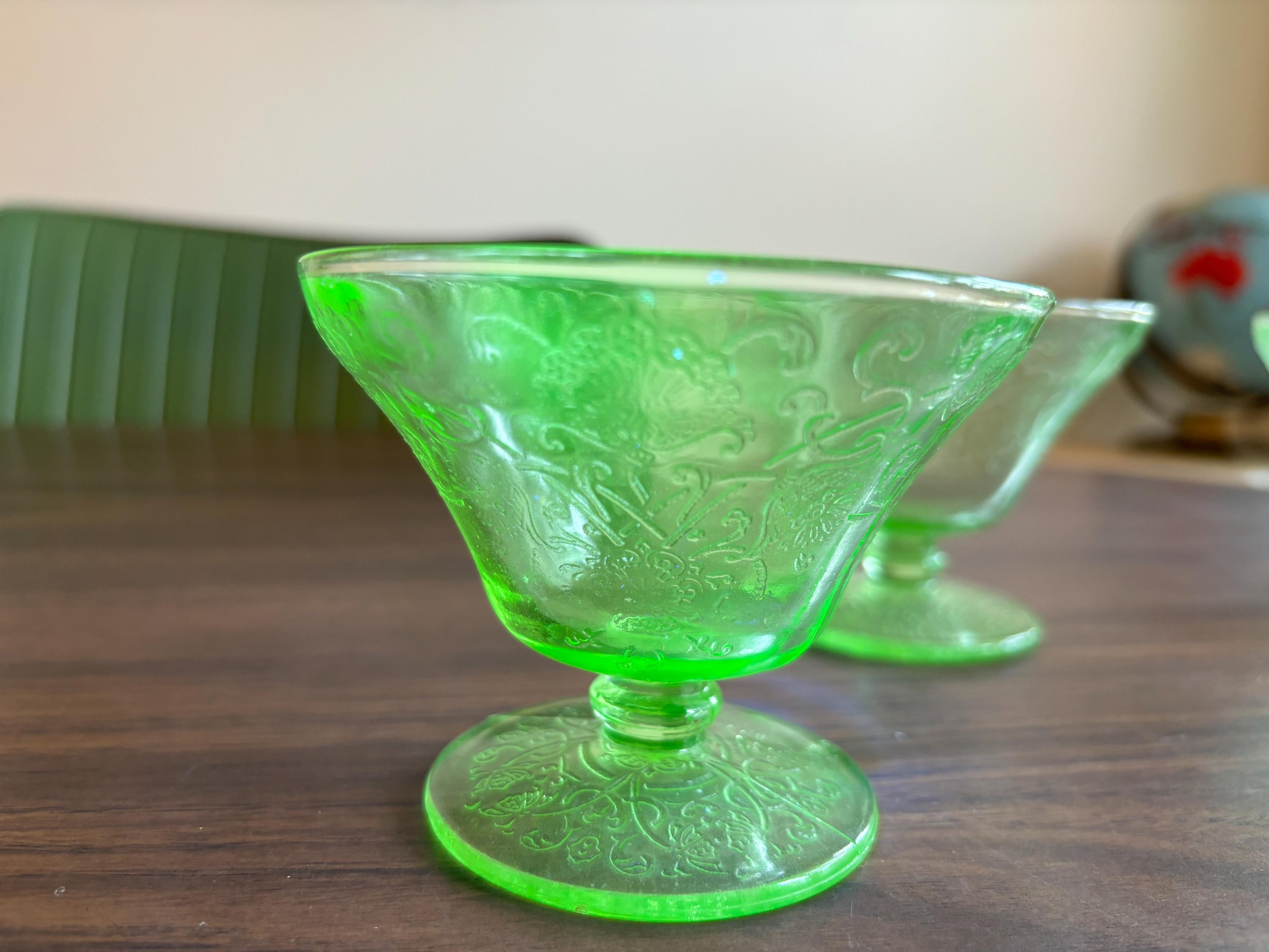 ヴィンテージ ウランガラス クーペ ドリンクグラス 4 個セット - Etsy 日本