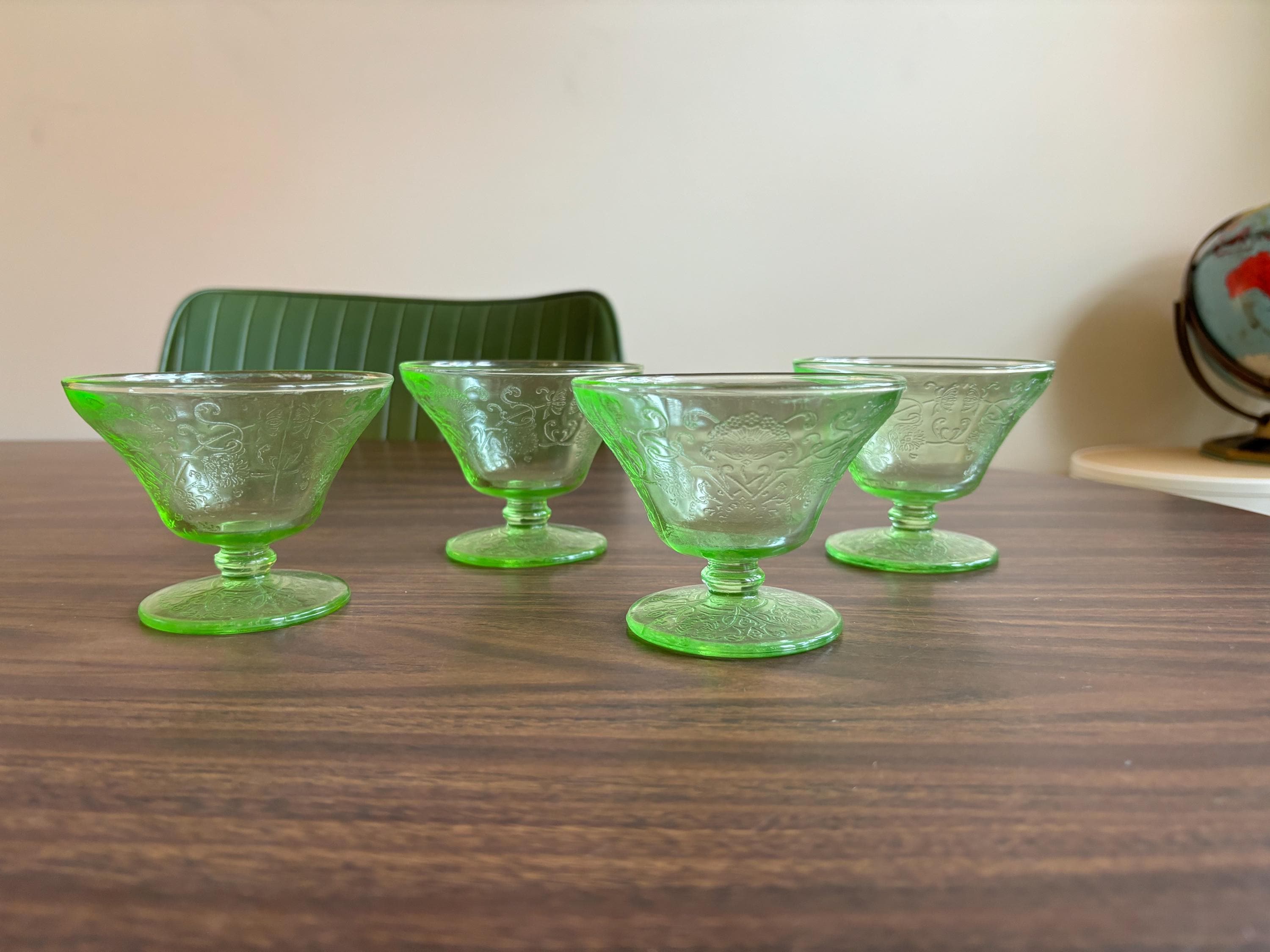 ヴィンテージ ウランガラス クーペ ドリンクグラス 4 個セット - Etsy 日本
