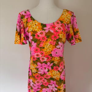 Vestido largo vintage de algodón rosa y amarillo con estampado Flower Power de los años 60-70.