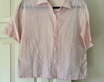 Vintage pastelroze shirt met korte mouw dichtgeknoopt, semi-transparant