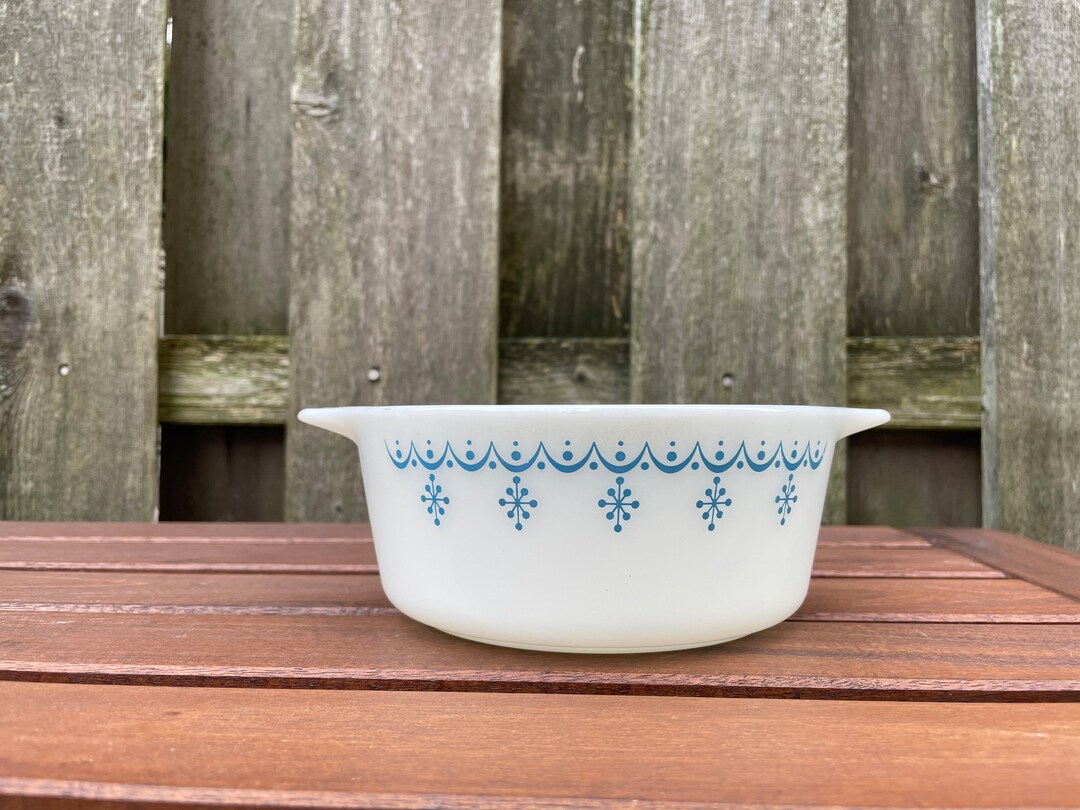 Pyrex Patterns Atomic Pyrex 472 1 1/2 Pint Round Casserole Dish in Blue Snowflake Garland Mid ...
