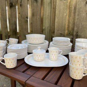 Centura by Corning April Tulip Vintage 1970-tals Stor 70+ delars middagsset Mid Century Modern Retro tallriksset Rosa Gula och Orange Tulpaner