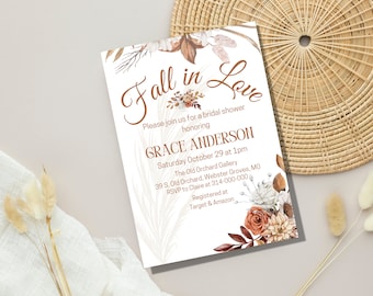 Pode incluir: Um convite para um chá de panela com um design floral em aquarela em tons de laranja, marrom e branco. O convite apresenta o texto "Fall in Love" em uma fonte cursiva e inclui o nome da noiva, a data, a hora, o local e as informações de RSVP.