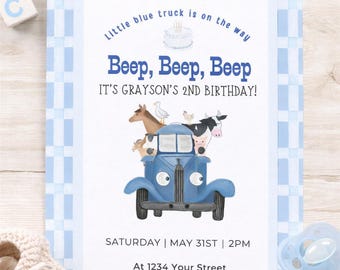 Puede incluir: Una invitación digital azul y blanca con un camión azul de dibujos animados que transporta animales de granja. El texto dice "Little blue truck is on the way" y "Beep, Beep, Beep, It's Grayson's 2nd Birthday!" Incluye fecha, hora y dirección.