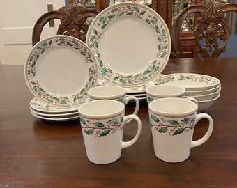 Dije navideño Holiday Harmony de Gibson Designs - Juego de porcelana navideña