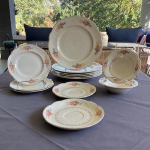 Homer Laughlin M207 by Home laughlin - 13 Pieces of Vintage Dinnerware