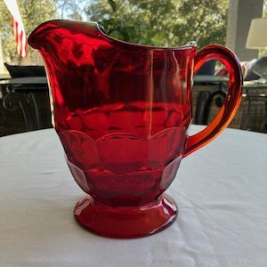 Gruziński Rubin od Viking Glass - Jeden zabytkowy rubinowo-czerwony dzbanek
