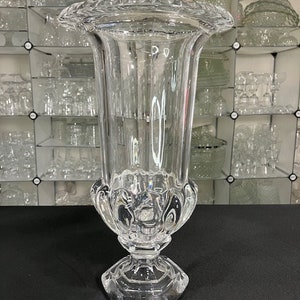 Omari by A&B Home - Urne trompette / vase de fleurs sur pieds en cristal de 14,75 po.