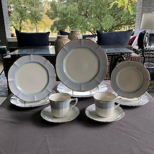 Centura Blue firmy Noritake - Dwa kompletne 5-częściowe zestawy obiadowe z zabytkowej zastawy stołowej