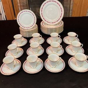 Arcadia Maroon av Franciscan - 48-delat dessert-/startset med vintage porslin