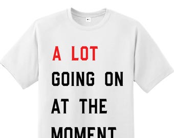 Camiseta con frase "A Lots On That Moment" (Muchas cosas pasando en ese momento) - Un regalo artístico y divertido