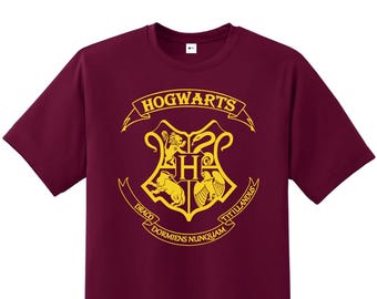 Camiseta de Hogwarts de Daily Apparel para niños y adultos: Camiseta de cumpleaños con el escudo y la varita mágicas.