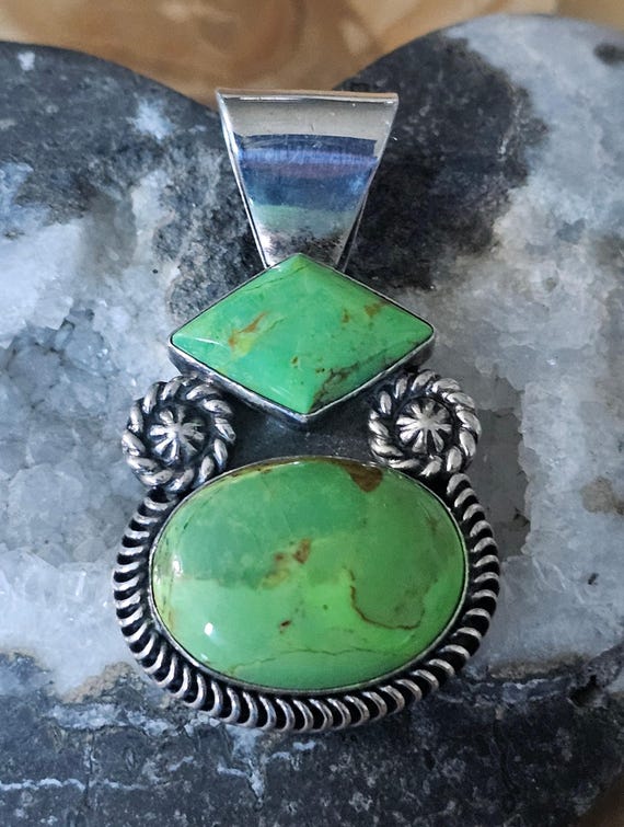 Mojave Green  Pendant Running Bear View 2