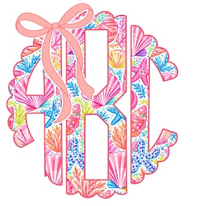 Puede incluir: Un diseño de monograma con las letras ABC, relleno con un patrón de conchas marinas, estrellas de mar y coral. Las letras están delineadas en rosa y rodeadas por un borde festoneado. Un lazo rosa está atado en la parte superior.