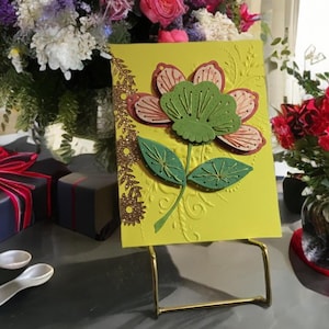 Cartão de aniversário com flores bordadas em 3D