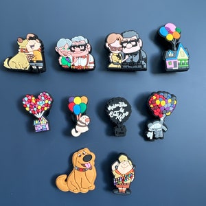 Peut inclure: Un ensemble de 10 breloques pour chaussures sur le thème du film Up, mettant en scène des personnages du film, notamment Carl et Ellie, Russell, Dug et la maison. Les breloques sont en silicone coloré et sont parfaites pour ajouter une touche de magie Disney à vos chaussures.