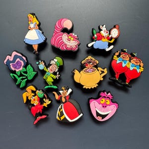 Adornos para zapatos con personajes de Alicia, Tweedle Dee, el sombrerero loco, el conejo blanco, el gato de Cheshire, la reina de corazones y la flor Jibby