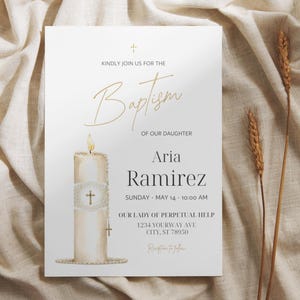 Könnte beinhalten: Tauf-Einladungskarte mit goldenem Text und Kerzenillustration. Die Karte lautet "Bitte begleiten Sie uns zur Taufe unserer Tochter" und enthält den Namen "Aria Ramirez", Datum, Uhrzeit und Ort.