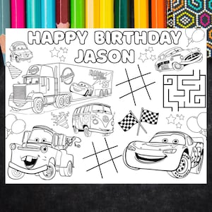 Könnte beinhalten: Schwarz-Weiß-Malvorlage mit dem Text "HAPPY BIRTHDAY JASON". Die Seite zeigt Illustrationen von Zeichentrickautos, Lastwagen und anderen Fahrzeugen sowie Sterne, Luftballons und andere dekorative Elemente.