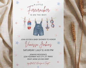 Puede incluir: Invitación a un baby shower con el texto "A Little Firecracker is on the Way!" en escritura roja. La invitación presenta ilustraciones de ropa y accesorios para bebés colgados de una cuerda, con acentos de estrellas.