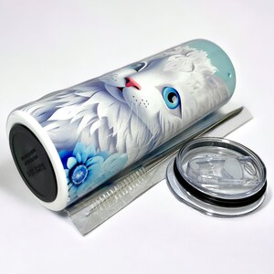 Edelstahl-Tumbler 590 ml mit weißer Katze und blauen Blumen, doppelwandig isoliert, inklusive Deckel und Edelstahl-Strohhalm. Hält Getränke 12 Stunden kalt oder 6 Stunden heiß. Hochwertig sublimiert, langlebig und wiederverwendbar. Perfektes Geschenk für Katzenliebhaber und Tierfreunde.