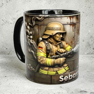 Könnte beinhalten: Schwarze Tasse mit Henkel, mit einem detaillierten, geprägten Design eines Feuerwehrmanns in beiger Uniform mit gelben Streifen, der einen Schlauch hält. Das Wort "FEUERWEHR" steht auf dem Helm. Der Name "Sebas" steht unten.
