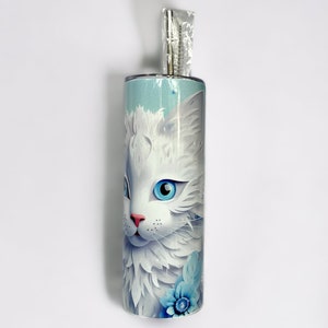 Edelstahl-Tumbler 590 ml mit weißer Katze und blauen Blumen, doppelwandig isoliert, inklusive Deckel und Edelstahl-Strohhalm. Hält Getränke 12 Stunden kalt oder 6 Stunden heiß. Hochwertig sublimiert, langlebig und wiederverwendbar. Perfektes Geschenk für Katzenliebhaber und Tierfreunde.