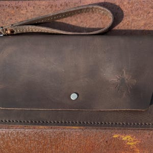 Cartera de mano de piel de grano superior, ideal para iPhone/Android grande y llaves - Color café