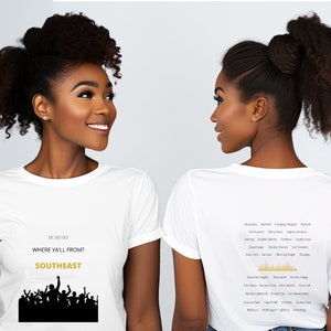 Pode incluir: Camiseta branca com o texto "DC GO-GO WHERE YA'LL FROM? SOUTHEAST" e uma silhueta preta de uma multidão de pessoas. A parte de trás da camiseta tem uma lista de bairros de Washington, D.C.