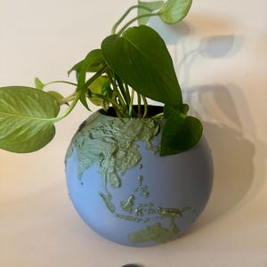 Cadeau de jardinière globe terrestre pastel
