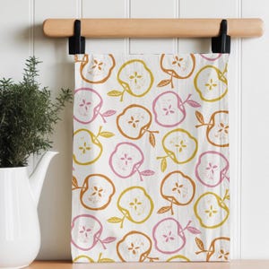 Retro Apple Print Tea Towel Kitchen Gift for New Homeowner Gift Idea for Housewarming Cute Hand Towel Hostess Gift for Teacher Appreciation
