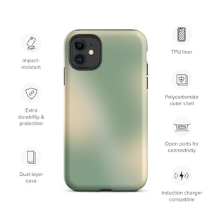 Puede incluir: Funda de teléfono de doble capa con un diseño degradado en tonos verdes y beige. La funda es resistente a los impactos y cuenta con un forro de TPU y una carcasa exterior de policarbonato. Tiene puertos abiertos y es compatible con cargadores de inducción.