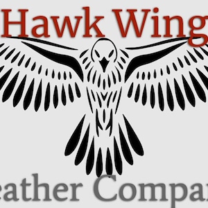 Puede incluir: Ilustraci&oacute;n estilizada en blanco y negro de un halc&oacute;n con las alas extendidas. El texto "Hawk Wing Leather Company" est&aacute; debajo del halc&oacute;n.