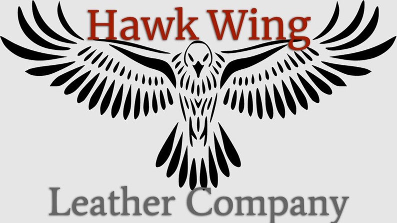 Puede incluir: Ilustraci&oacute;n estilizada en blanco y negro de un halc&oacute;n con las alas extendidas. El texto "Hawk Wing Leather Company" est&aacute; debajo del halc&oacute;n.