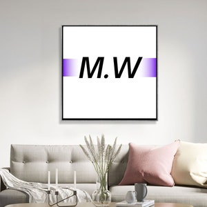 Könnte beinhalten: Ein gerahmter Druck mit weißem Hintergrund und einem violetten Verlaufsstreifen in der Mitte. Der Text "M.W." ist mittig auf dem Streifen platziert.