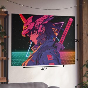 Pu&ograve; includere: Una stampa d'arte digitale che presenta un personaggio in stile cyberpunk con un elmetto rosa e nero e una katana. Il personaggio &egrave; posizionato su uno sfondo a griglia di colore neon. La stampa misura 122 cm per 91 cm.