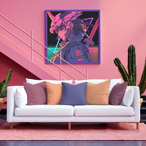 Pu&ograve; includere: Un divano bianco con tre cuscini in tonalit&agrave; di viola, arancione e blu. Il divano &egrave; di fronte a una parete rosa con una stampa incorniciata di un personaggio in stile cyberpunk con una spada. Ci sono due cactus in vaso su entrambi i lati del divano.
