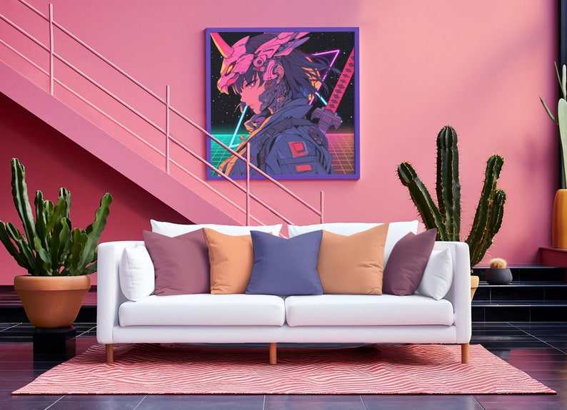 Pu&ograve; includere: Un divano bianco con tre cuscini in tonalit&agrave; di viola, arancione e blu. Il divano &egrave; di fronte a una parete rosa con una stampa incorniciata di un personaggio in stile cyberpunk con una spada. Ci sono due cactus in vaso su entrambi i lati del divano.