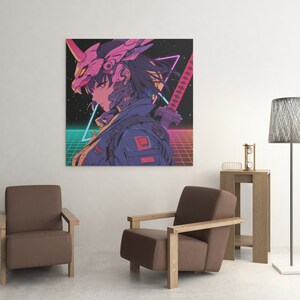 Pu&ograve; includere: Una stampa d'arte digitale che presenta un personaggio cyberpunk con un elmetto rosa e nero, che tiene una spada. Lo sfondo &egrave; una griglia in stile retr&ograve; con accenti rosa e blu neon.