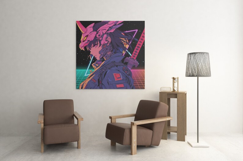 Pu&ograve; includere: Una stampa d'arte digitale che presenta un personaggio cyberpunk con un elmetto rosa e nero, che tiene una spada. Lo sfondo &egrave; una griglia in stile retr&ograve; con accenti rosa e blu neon.