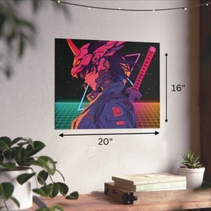Pu&ograve; includere: Una stampa d'arte digitale con un personaggio cyberpunk con un elmetto rosa e blu, una spada e uno sfondo futuristico. La stampa misura 50,8 cm di larghezza e 40,6 cm di altezza.