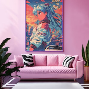 以下が含まれることがあります： ピンクのソファに、黒と白のストライプのクッションが2つ置かれている。ピンクの壁には、青い髪のアニメキャラクターのポスターが額縁に入っている。ポスターには「Back To Retro」という文字が書かれている。