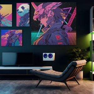 Pu&ograve; includere: Un interno di un soggiorno con una parete blu scuro, un mobile per l'intrattenimento nero, una televisione nera, una chaise longue, una pianta in vaso e una libreria con luci LED verdi. Ci sono quattro poster incorniciati sul muro con opere d'arte in stile anime. I poster raffigurano un samurai, un panda, una donna con una spada e una donna con un elmetto.