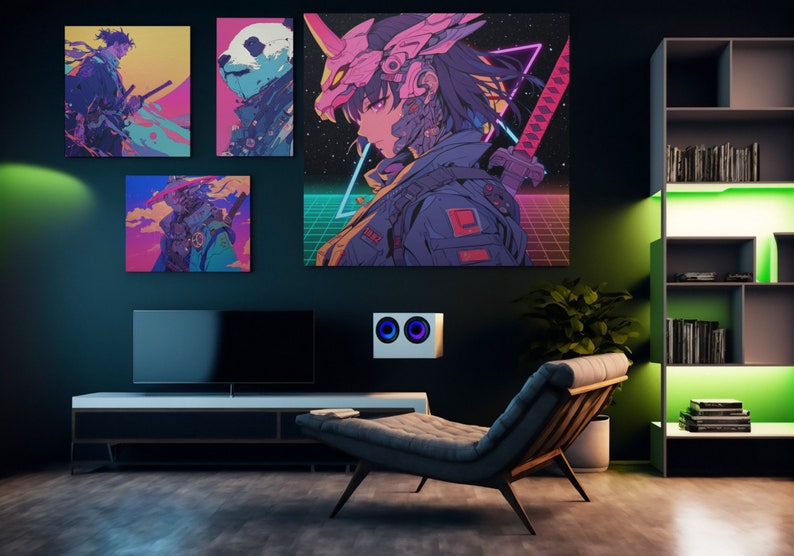 Pu&ograve; includere: Un interno di un soggiorno con una parete blu scuro, un mobile per l'intrattenimento nero, una televisione nera, una chaise longue, una pianta in vaso e una libreria con luci LED verdi. Ci sono quattro poster incorniciati sul muro con opere d'arte in stile anime. I poster raffigurano un samurai, un panda, una donna con una spada e una donna con un elmetto.