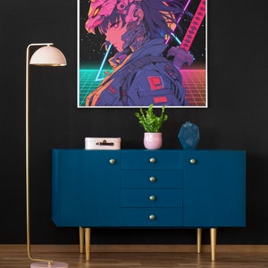 Pu&ograve; includere: Una stampa incorniciata di un personaggio di anime cyberpunk con accenti rosa e blu. Il personaggio indossa un elmetto con un corno di unicorno e tiene una spada katana. Lo sfondo &egrave; blu scuro con un motivo a griglia e luci al neon.