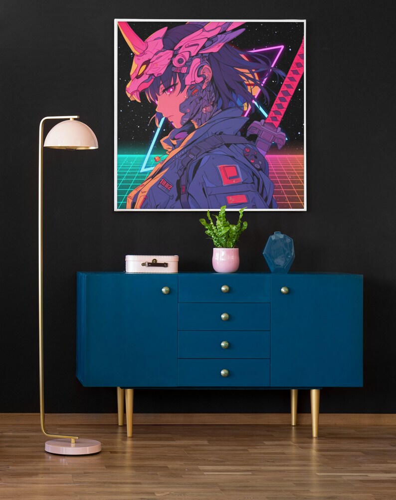 Pu&ograve; includere: Una stampa incorniciata di un personaggio di anime cyberpunk con accenti rosa e blu. Il personaggio indossa un elmetto con un corno di unicorno e tiene una spada katana. Lo sfondo &egrave; blu scuro con un motivo a griglia e luci al neon.