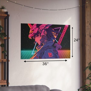 Pu&ograve; includere: Una stampa d'arte digitale con un personaggio in stile cyberpunk con un elmetto rosa e blu, che tiene una spada. Lo sfondo &egrave; un motivo a griglia con uno schema di colori blu e rosa. La stampa misura 91,44 cm per 60,96 cm.