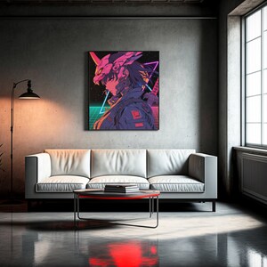 Pu&ograve; includere: Una stampa d'arte digitale con un personaggio cyberpunk con un elmetto rosa e blu, che tiene una spada, su uno sfondo al neon.
