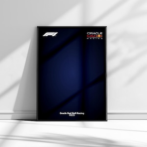 K&ouml;nnte beinhalten: Ein schwarzer gerahmter Poster mit dunkelblauem Hintergrund. Der Poster zeigt das Formel-1-Logo, das Oracle Red Bull Racing-Logo und den Text "Oracle Red Bull Racing RB20".